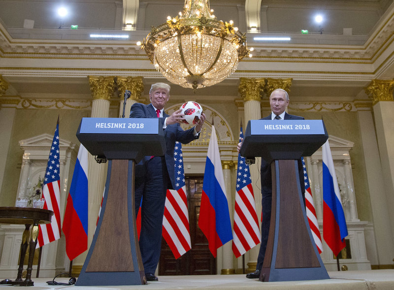 Ο Αμερικανός πρόεδρος επιδεικνύει τη μπάλα του Μουντιάλ που του χάρισε ο Πούτιν
