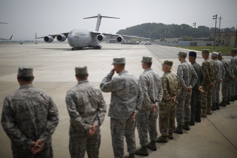 Αμερικανικό στρατιωτικό μεταγωγικό αεροσκάφος μετέφερε τις σορούς των πεσόντων