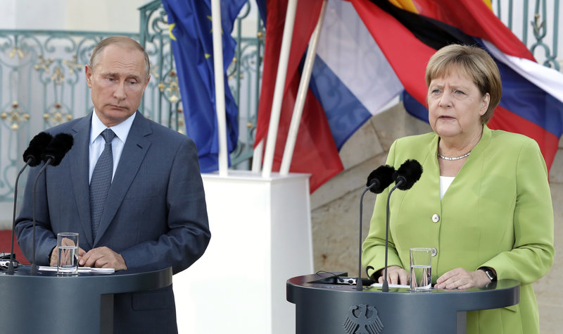 H Άνγκελα Μέρκελ και ο Βλαντιμίρ Πούτιν /Φωτογραφία AP images