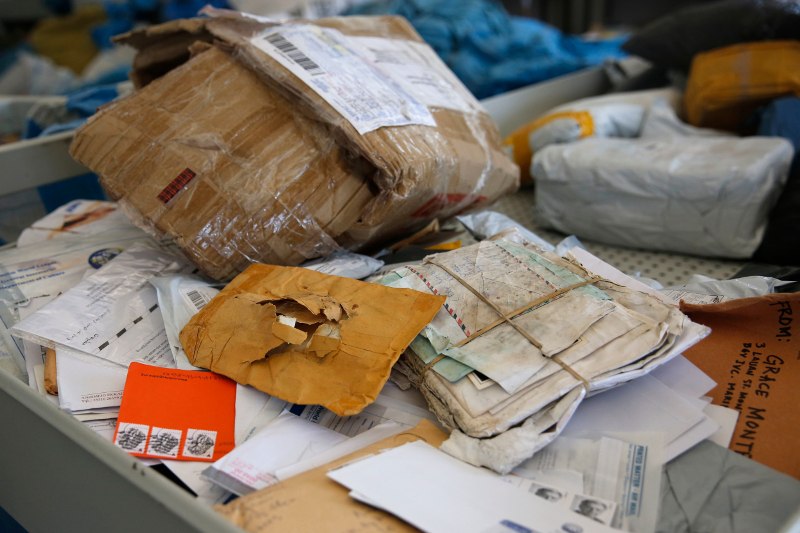 Οι διευθύνσεις σε πολλά γράμματα και δέματα δεν διαβάζονται πλέον-Φωτογραφία: AP/Nasser Shiyoukhi