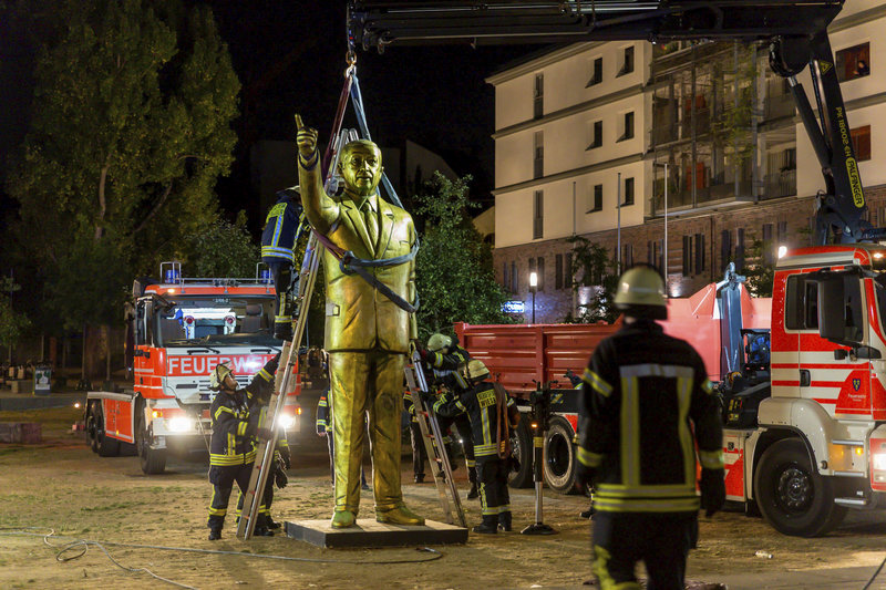 Μετά από αντιδράσεις ο τοπικός δήμαρχος έδωσε εντολή να κατέβει 