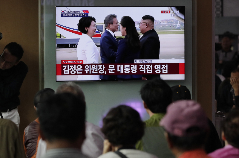 Ο νοτιοκορεάτης πρόεδρος Μουν Τζε-ιν αφίχθη σήμερα στην Πιονγκγιάνγκ για την τρίτη του σύνοδο κορυφής με τον βορειοκορεάτη ηγέτη Κιμ Γιονγκ Ουν