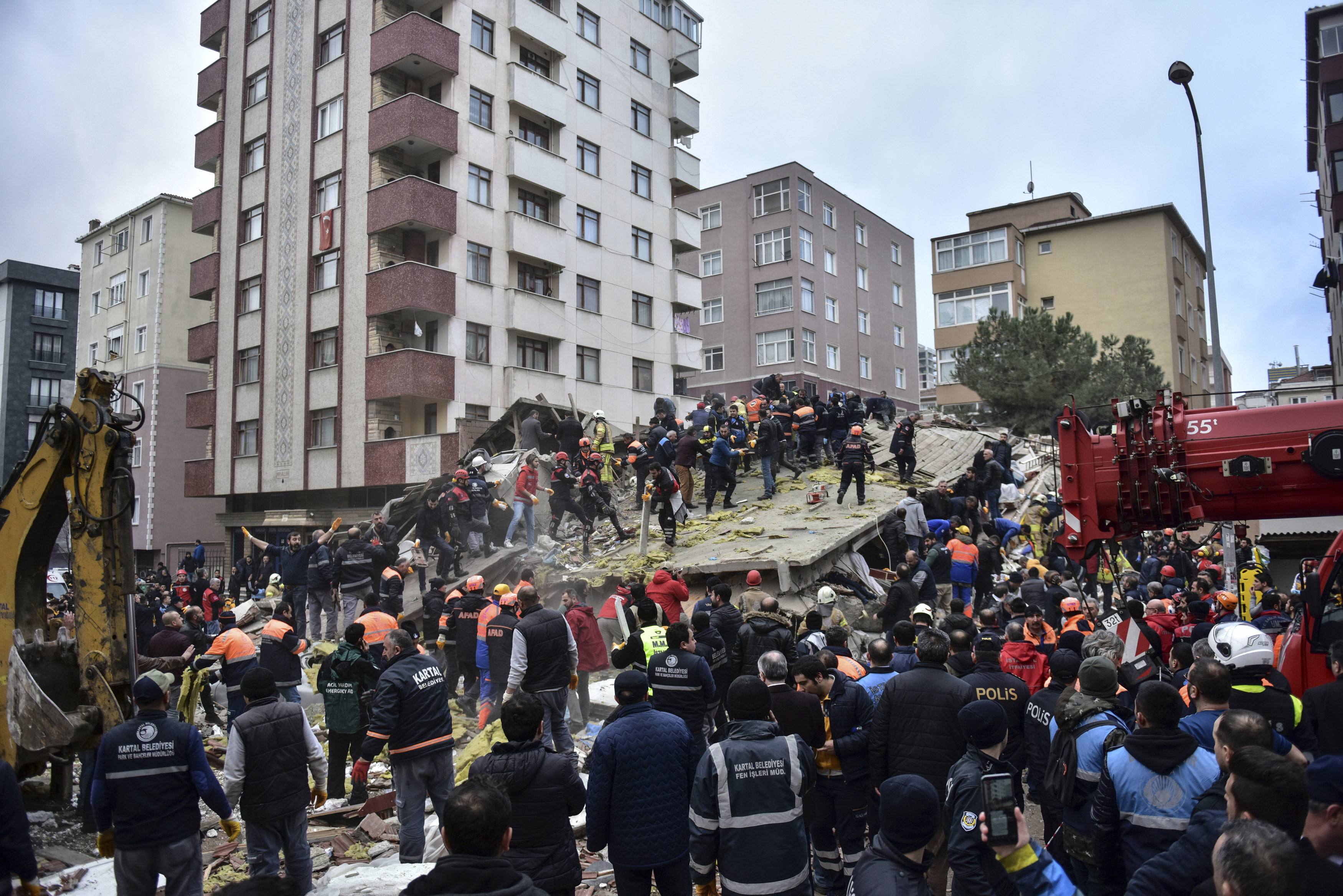 Δύο νεκροί μέχρι στιγμής από την κατάρρευση του κτιρίου (Φωτο: DHA via AP)