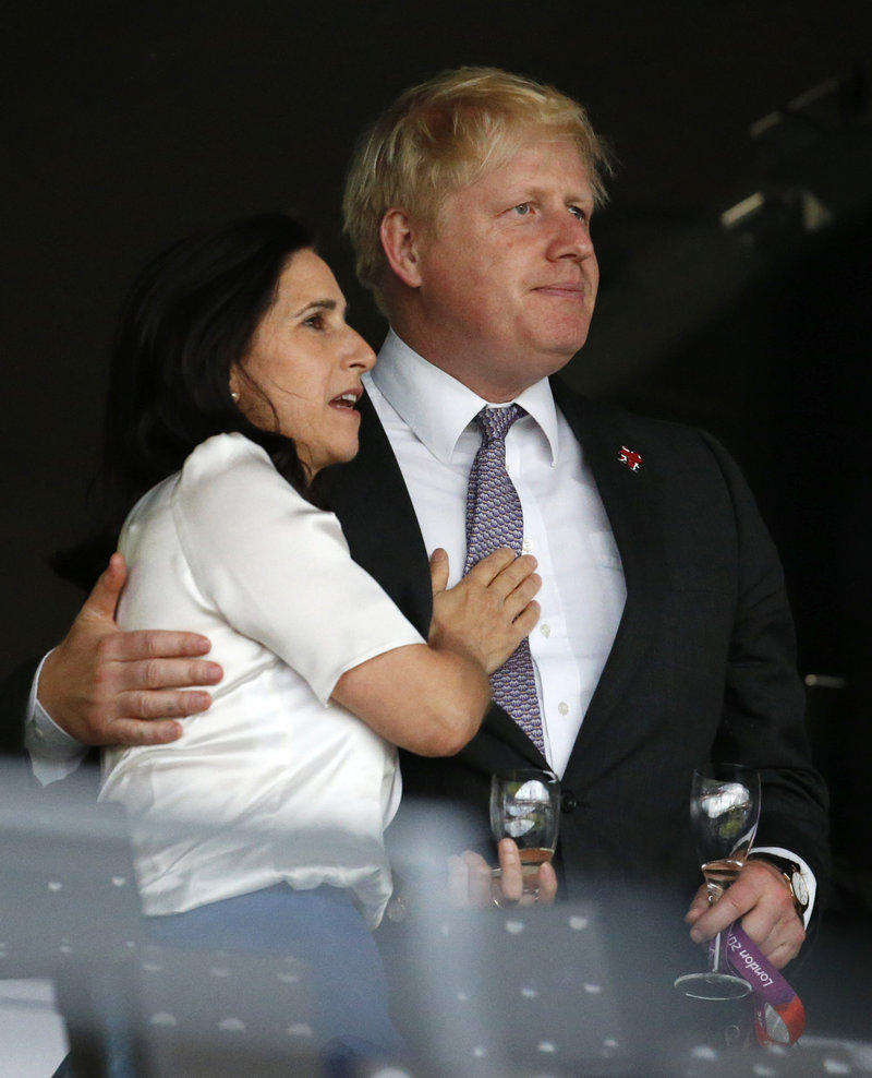 Ο Μπόρις Τζόνσον κι η γυναίκα του Μαρίνα Γουίλερ κατά την τελετή έναρξης των Ολυμπιακών Αγώνων του Λονδίνου το 2012 (Φωτογραφία αρχείου: ΑΡ) 