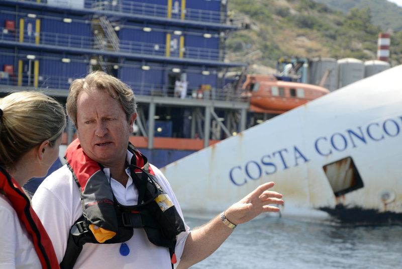 O Nικ Σλόουν επέβλεψε την ανέλκυση του ναυαγίου του Costa Concordia στις ιταλικές ακτές (Φωτογραφία: ΑΡ) 