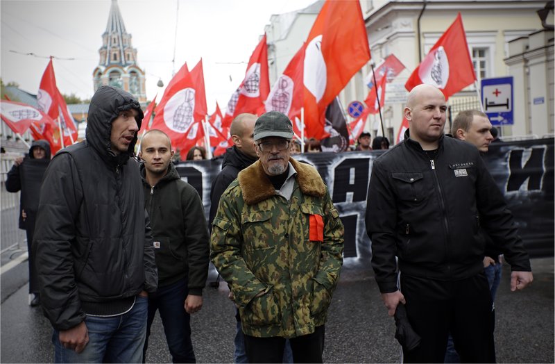 Ο Λιμόνοφ περιτριγυρισμένος από τους σωματοφύλακες του σε αντικυβερνητικό "αντικαπιταλιστικό" συλλαλητήριο στη Μόσχα το 2012. Φωτογραφία: AP Photo/Sergey Ponomarev.