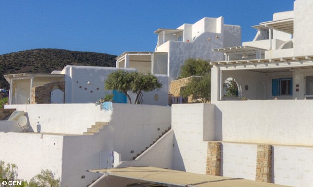 O Ντέρεκ Αρμπερ και η σύζυγός του ήταν ιδιοκτήτες του Lilly’s Villas