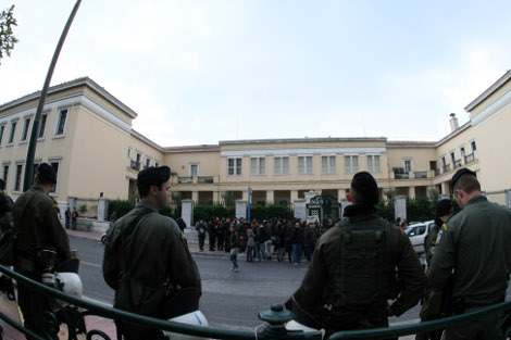 Ενταση ξανά στο ΕΚΠΑ -Υπό την προστασία αστυνομίας η συνεδρίαση της Συγκλήτου [εικόνες] | iefimerida.gr 3