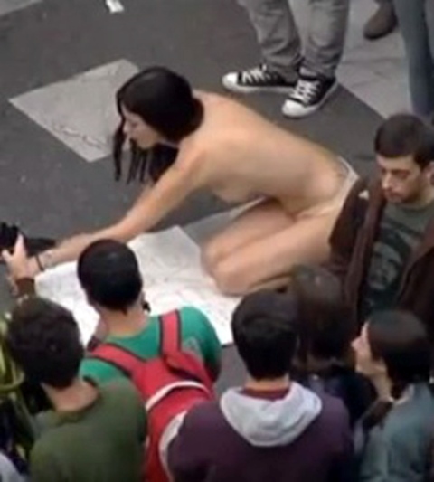 Αυτή είναι η γυμνόστηθη «αγανακτισμένη» διαδηλώτρια για την οποία μιλάνε όλοι [εικόνες] | iefimerida.gr 2