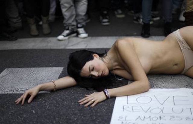 Αυτή είναι η γυμνόστηθη «αγανακτισμένη» διαδηλώτρια για την οποία μιλάνε όλοι [εικόνες] | iefimerida.gr 3