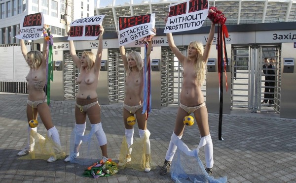 Γυμνές φεμινίστριες εναντίον Euro 2012 [φωτογραφίες & βίντεο] | iefimerida.gr 1