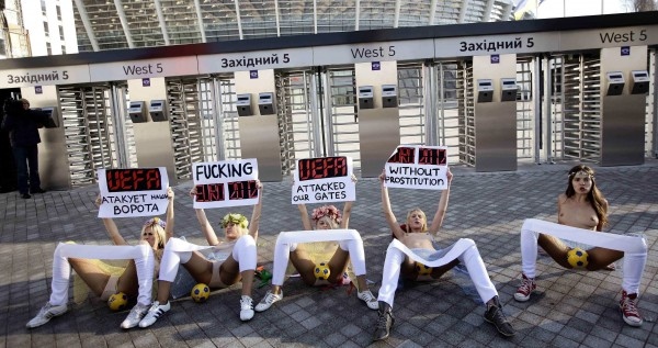Γυμνές φεμινίστριες εναντίον Euro 2012 [φωτογραφίες & βίντεο] | iefimerida.gr 3