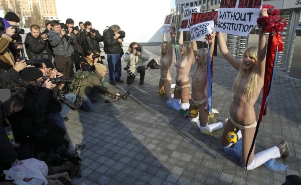 Γυμνές φεμινίστριες εναντίον Euro 2012 [φωτογραφίες & βίντεο] | iefimerida.gr 0