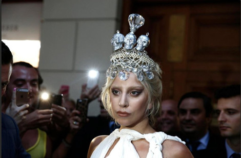 Μια άλλη Ελλάδα έζησε την φρενίτιδα της Lady Gaga στην Αθήνα [εικόνες] | iefimerida.gr 13