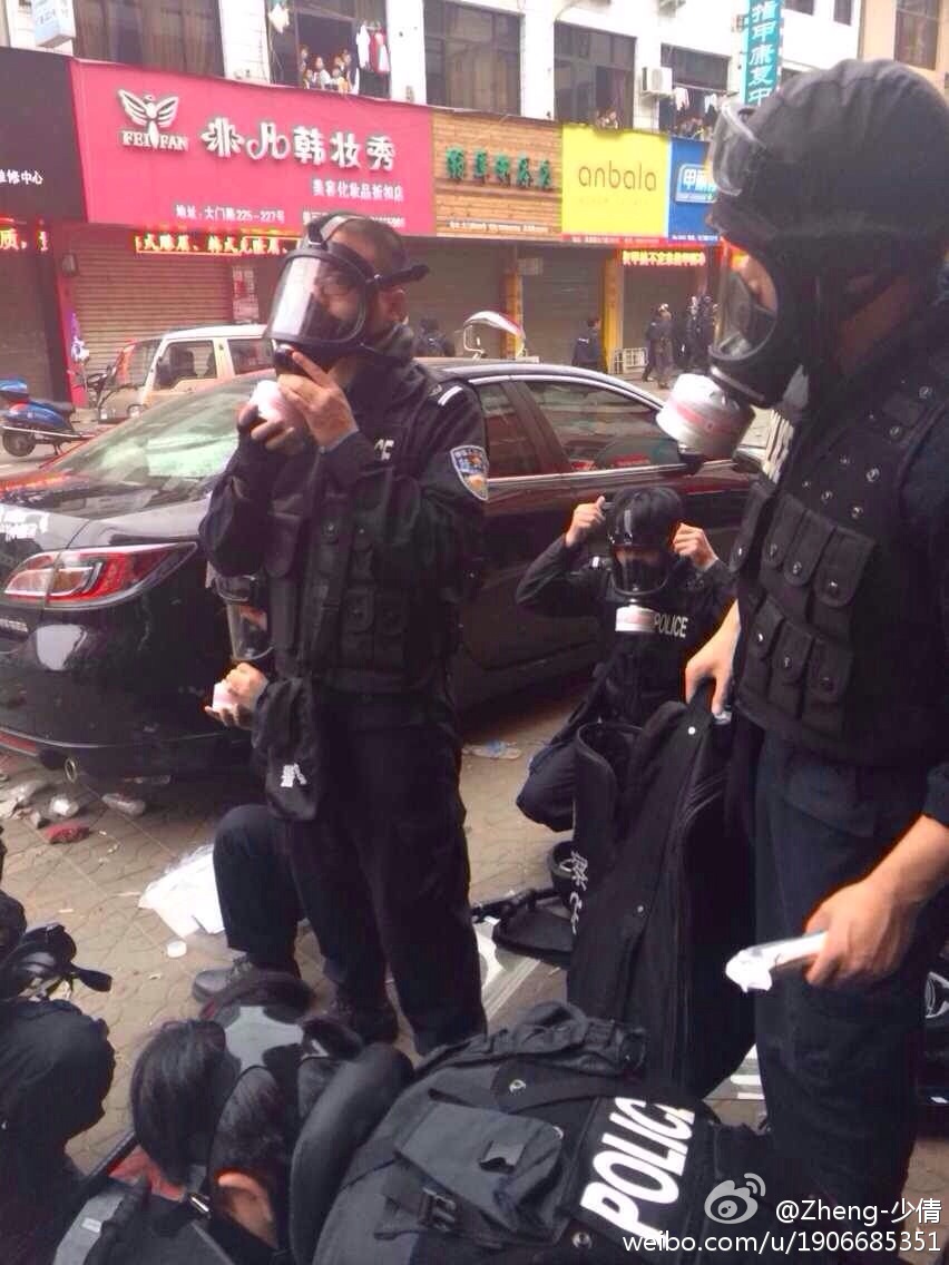 Σκηνές βαρβαρότητας στην Κίνα -Πλήθος κόσμου ξυλοκοπά μέχρι θανάτου 4 αστυνομικούς που σκότωσαν με τσεκούρι έναν άνδρα | iefimerida.gr 0