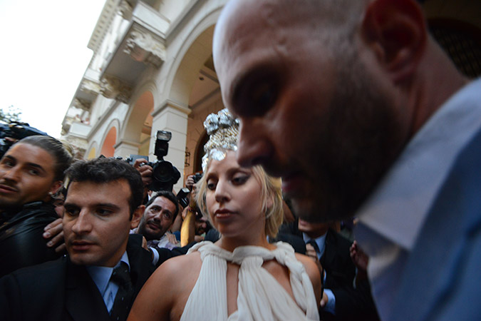 Μια άλλη Ελλάδα έζησε την φρενίτιδα της Lady Gaga στην Αθήνα [εικόνες] | iefimerida.gr 14