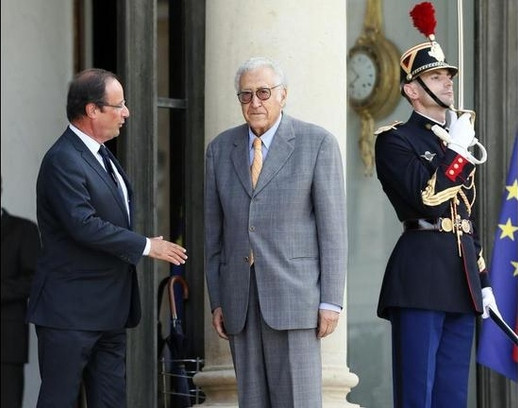 Ολες οι «παραλίγο» χειραψίες του Ολάντ: Οταν ο Γάλλος Πρόεδρος έμενε με το χέρι στον αέρα [εικόνες] | iefimerida.gr 0