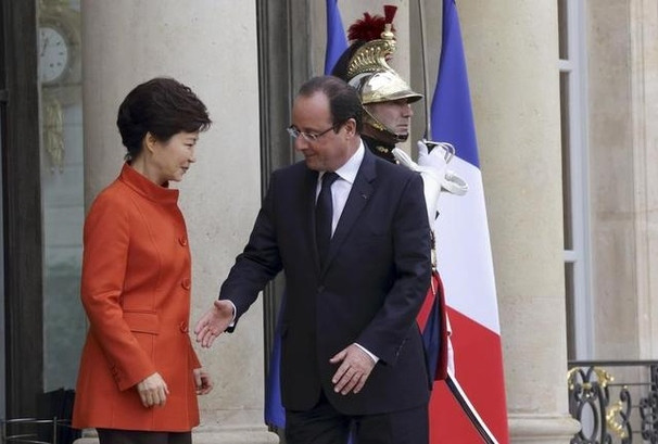 Ολες οι «παραλίγο» χειραψίες του Ολάντ: Οταν ο Γάλλος Πρόεδρος έμενε με το χέρι στον αέρα [εικόνες] | iefimerida.gr 1