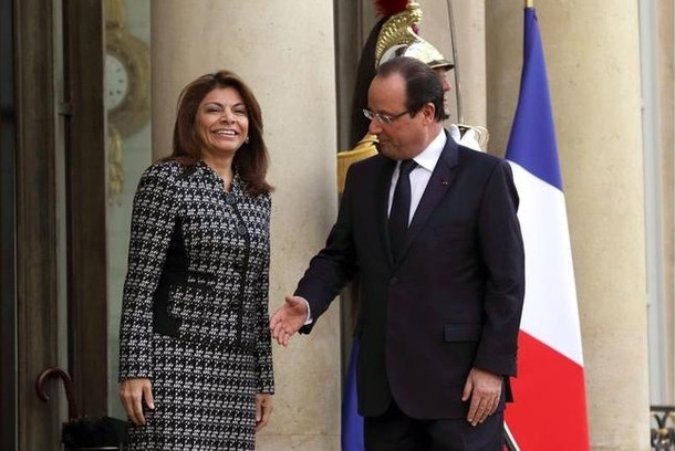 Ολες οι «παραλίγο» χειραψίες του Ολάντ: Οταν ο Γάλλος Πρόεδρος έμενε με το χέρι στον αέρα [εικόνες] | iefimerida.gr 2