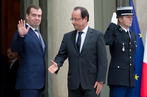 Ολες οι «παραλίγο» χειραψίες του Ολάντ: Οταν ο Γάλλος Πρόεδρος έμενε με το χέρι στον αέρα [εικόνες] | iefimerida.gr 3
