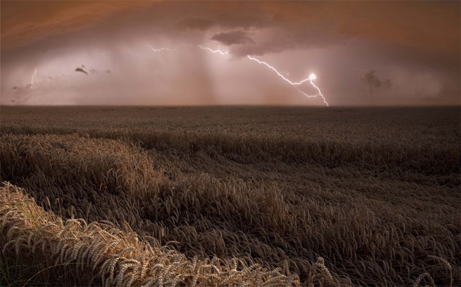 Γερμανός φωτογράφος «συνέλαβε» μία εντυπωσιακή καταιγίδα σε χωράφι [εικόνες] | iefimerida.gr 0