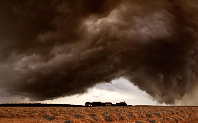 Γερμανός φωτογράφος «συνέλαβε» μία εντυπωσιακή καταιγίδα σε χωράφι [εικόνες] | iefimerida.gr 2
