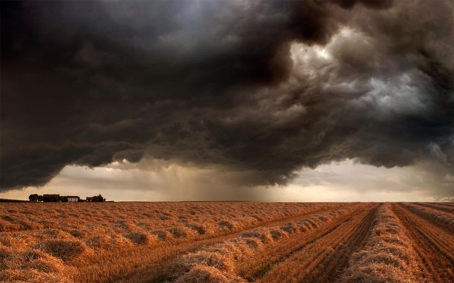 Γερμανός φωτογράφος «συνέλαβε» μία εντυπωσιακή καταιγίδα σε χωράφι [εικόνες] | iefimerida.gr 3