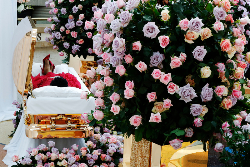 Τα παστέλ τριαντάφυλλα που περιβάλλουν το χρυσό φέρετρο της Φράνκλιν αντανακλούσαν την αγάπη της για τα λουλούδια.