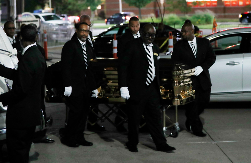 Το χρυσό φέρετρο ήταν ειδική παραγγελία και κοστίζει πάνω από 40.000 δολάρια