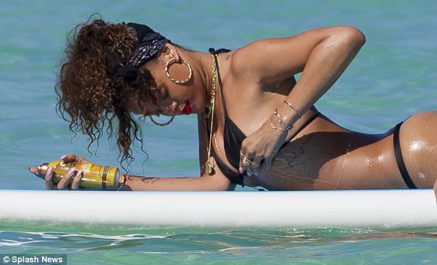 article 0 11625275000005dc 803 634x384 Η Rihanna με στρινγκ μπικίνι στην παραλία!!! Δείτε την αποκαλυπτική της εμφάνιση!