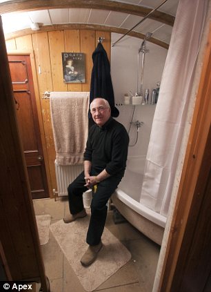 [Εικόνα: article-0-1310a711000005dc-981_306x423.jpg]