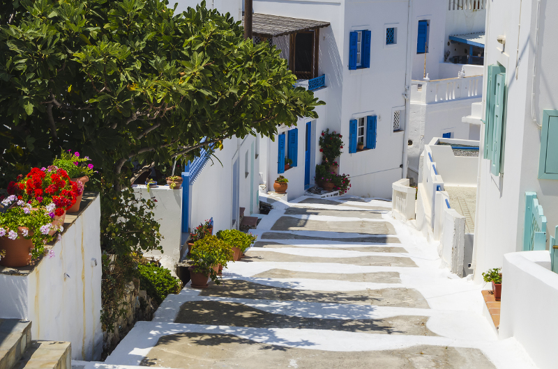 Σοκάκια με άρωμα και χρώμα Ελλάδας μαγεύουν τους τουρίστες / @Shutterstock