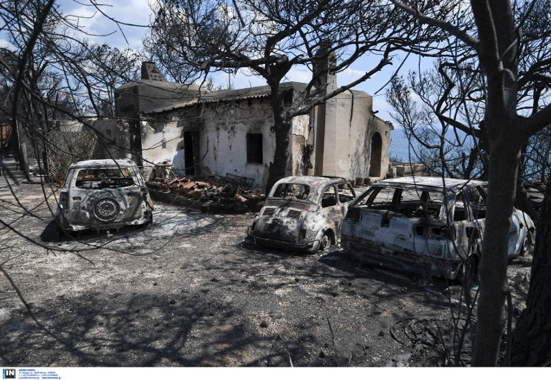 Τα αυτοκίνητα που βρέθηκαν καμένα στο οικόπεδο της φρίκης. 