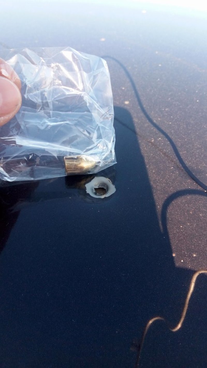Χανιά: Αδέσποτη σφαίρα κατέληξε σε οροφή αμαξιού (φωτό)