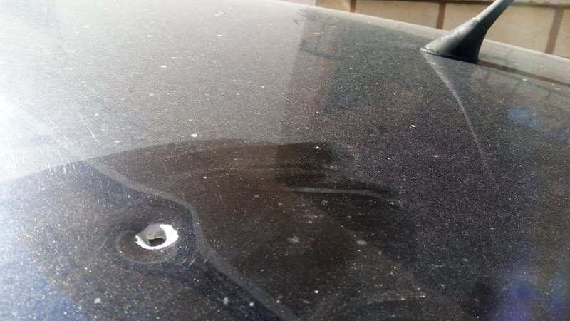 Χανιά: Αδέσποτη σφαίρα κατέληξε σε οροφή αμαξιού (φωτό)