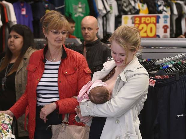 Δεκάδες Αγγλίδες θηλάζουν τα μωρά τους σε πολυκατάστημα