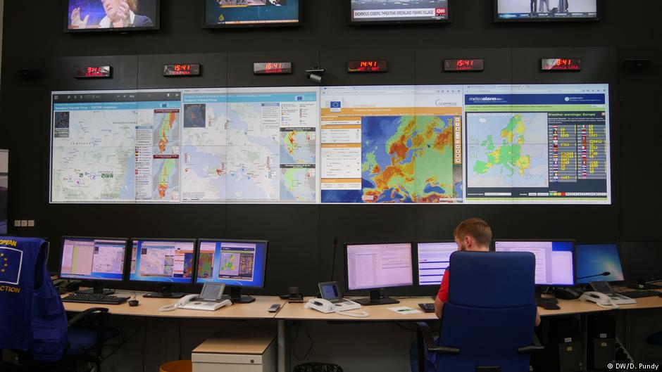 Δορυφορικές εικόνες και χάρτες της ΕΕ στο δωμάτιο ελέγχου του KΣΑΕΕ στις Βρυξέλλες, φωτογραφία: dw