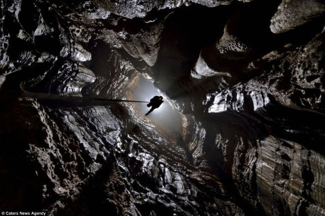 Εξερεύνηση στο πιο βαθύ σπήλαιο της Κίνας 