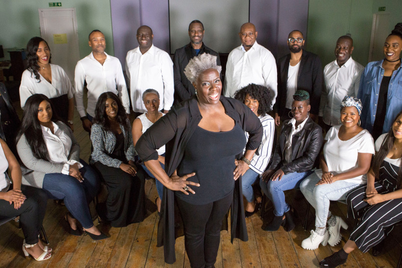 Η Κάρεν Γκίμπσον και η χορωδία «The Kingdom Choir»