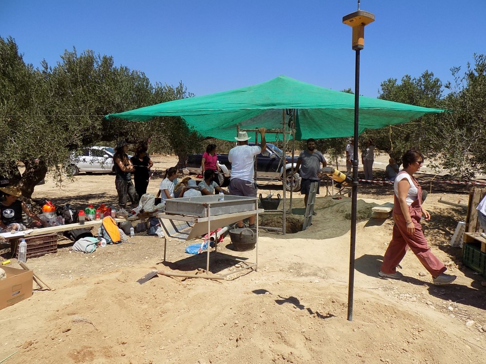Βρήκαν περίπου 24 αγγεία με έγχρωμα ανάγλυφα και απεικονίσεις