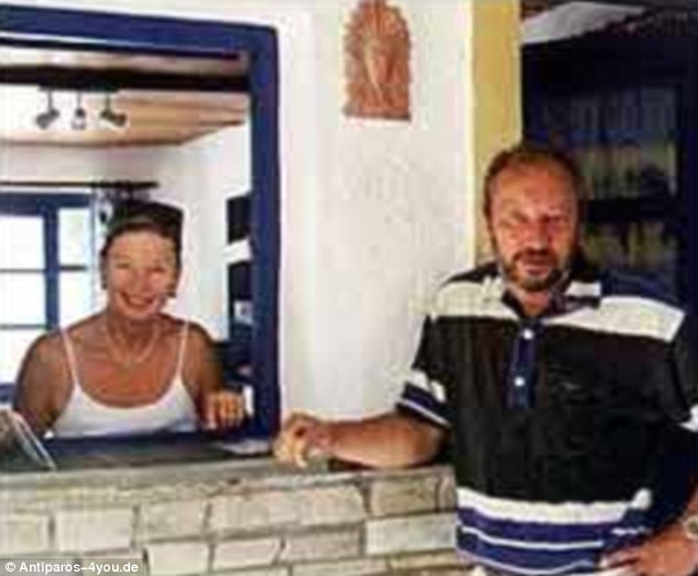 Ενα ζευγάρι γνωστό στην τοπική κοινωνία του νησιού, μιας και ζούσαν μόνιμα στην Αντίπαρο.