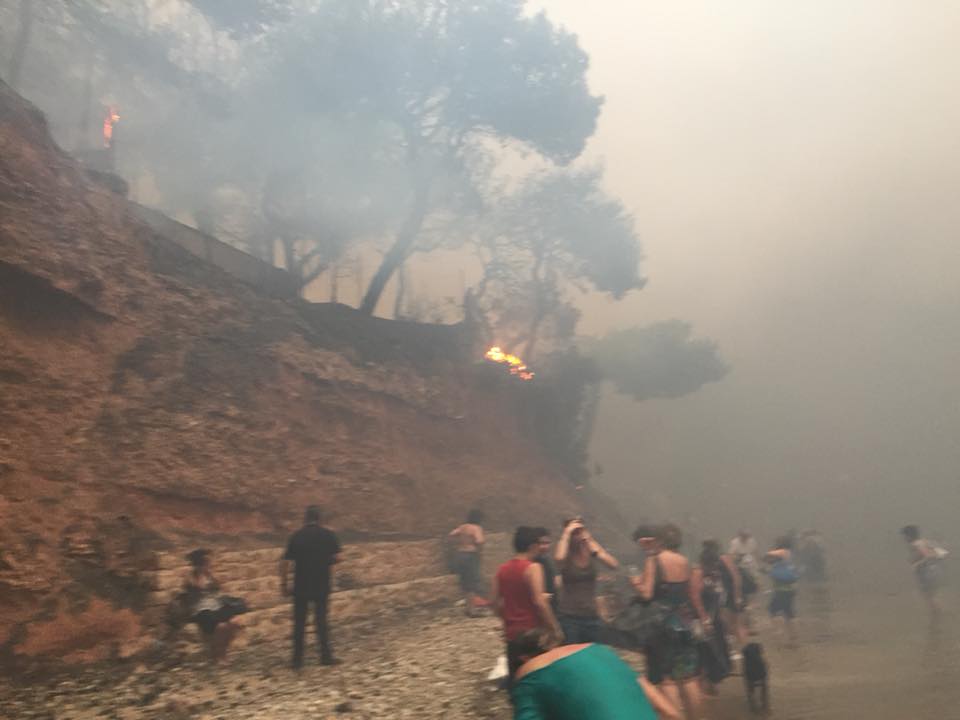 Μάλιστα, έχει και πληροφορίες ότι όντως ο γιος του και η πεθερά του βρέθηκαν στη συγκεκριμένη παραλία περιμένοντας το πλοιάριο που θα τους έσωζε.