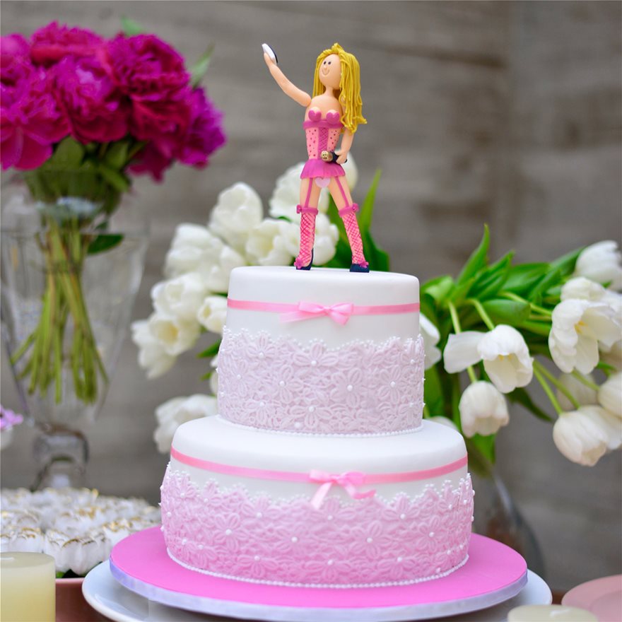 Μάλιστα η τούρτα της νύφης ήταν υπερπαραγωγή.