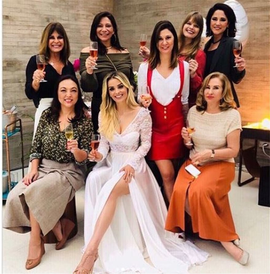 Η Ντενίζ διασκέδασε με τις φίλες της λίγο πριν το γάμο, βγάζοντας φωτογραφίες από το μπατσελορ. 