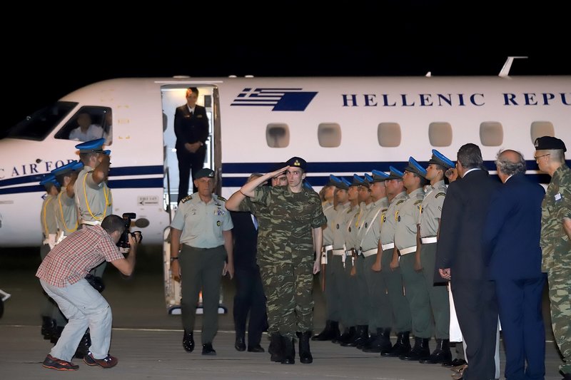 Με τη στολή τους κατέβηκαν από το πρωθυπουργικό αεροσκάφος