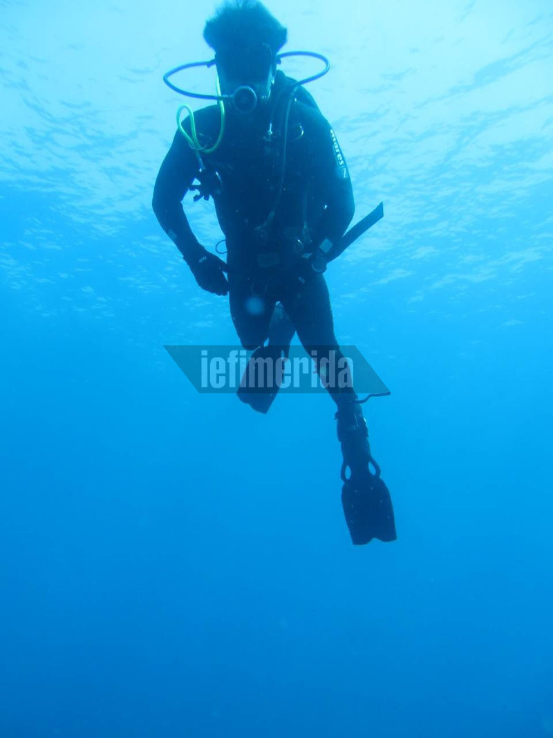 Πρόκειται για μία ομάδα 6 ατόμων που έχει χωριστεί σε 3 ζευγάρια και ερευνά το βυθό της περιοχής σε βάθος περίπου 35 μέτρων.