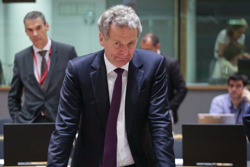 Βέβαια ο φακός κατέγραψε και κάποια συνοφρυωμένα πρόσωπα, όπως του Πόουλ Τόμσεν του ΔΝΤ. 