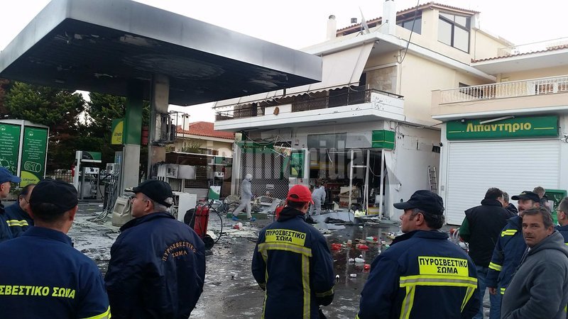 Αποτέλεσμα εικόνας για Εκρηξη σε βενζινάδικο στην Ανάβυσσο Για βόμβα μιλά ο ιδιοκτήτης