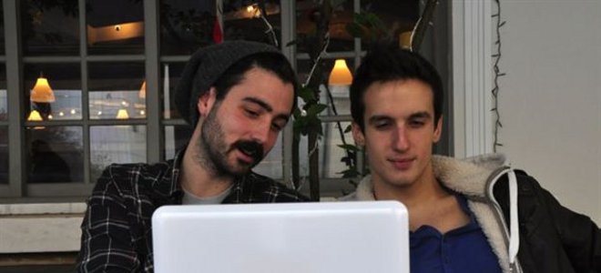 Δυο Έλληνες κάνουν το Facebook προσιτό για όλους με μια... φωνή!