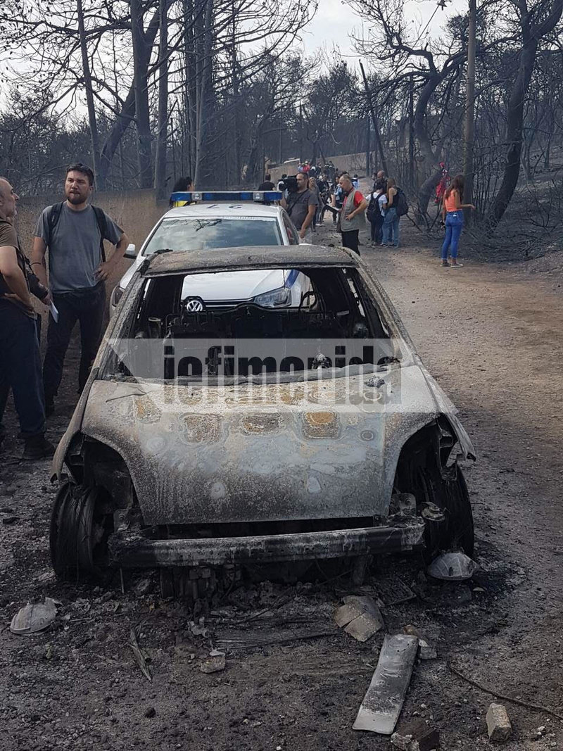 Αφησαν τα ΙΧ τους στη μέση του δρόμου γιατί τους πρόλαβε η φωτιά